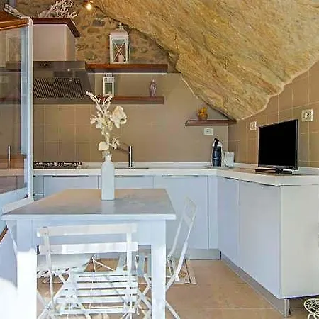 Charming Hillside Escape Hotel 4*